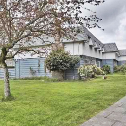 Lakehill Court photo 2