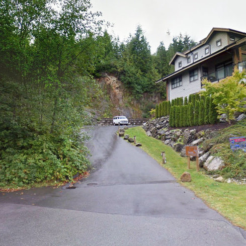 591 Pfeiffer Cres photo 2