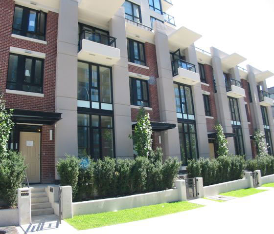 Photo 4 — click to view Yaletown Park 1 photo 4