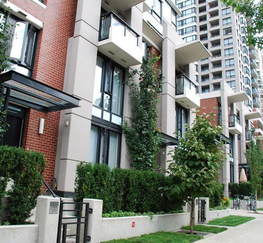Photo 8 — click to view Yaletown Park 1 photo 8