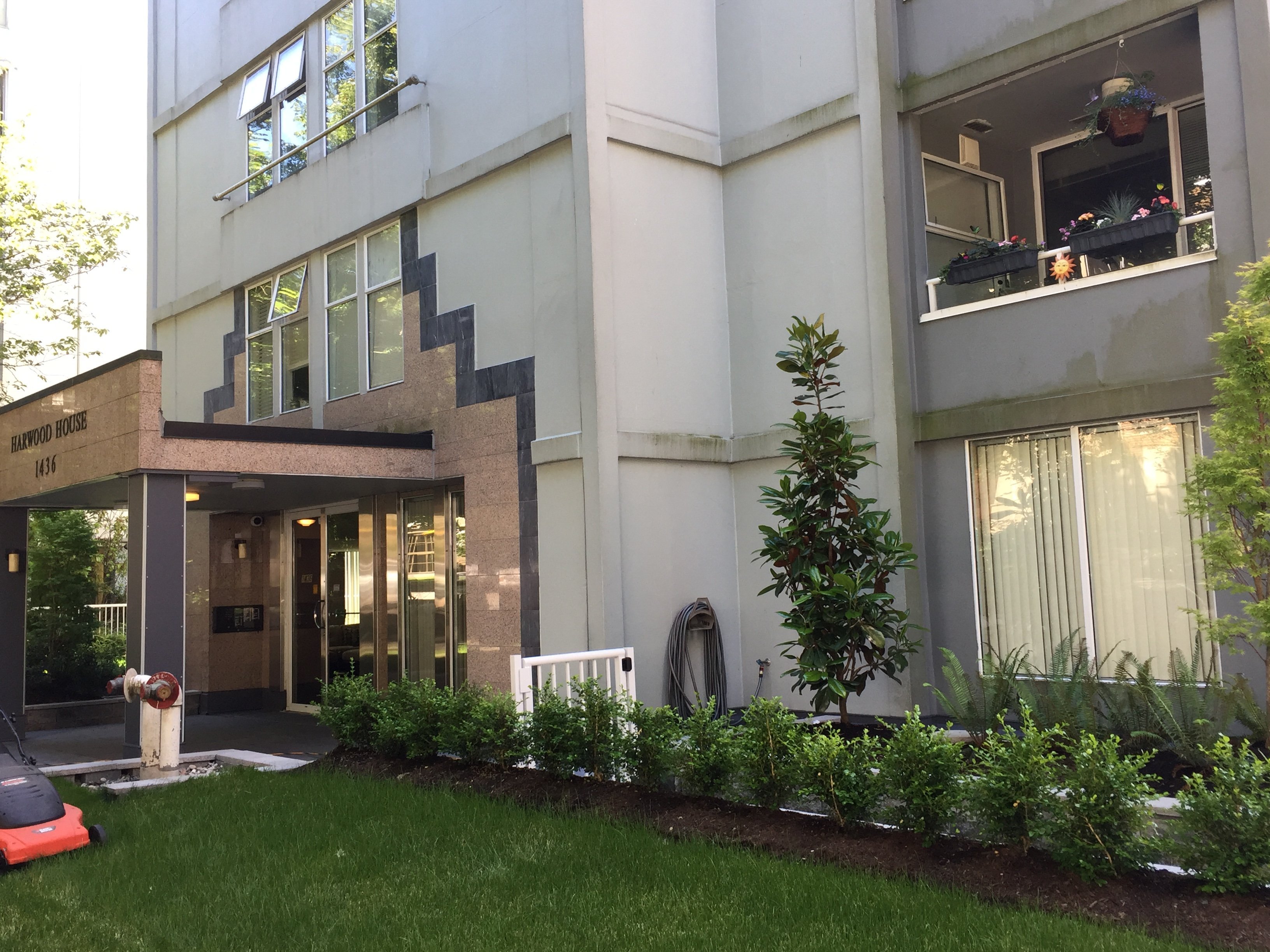 Photo 13 — click to view Harwood House photo 13