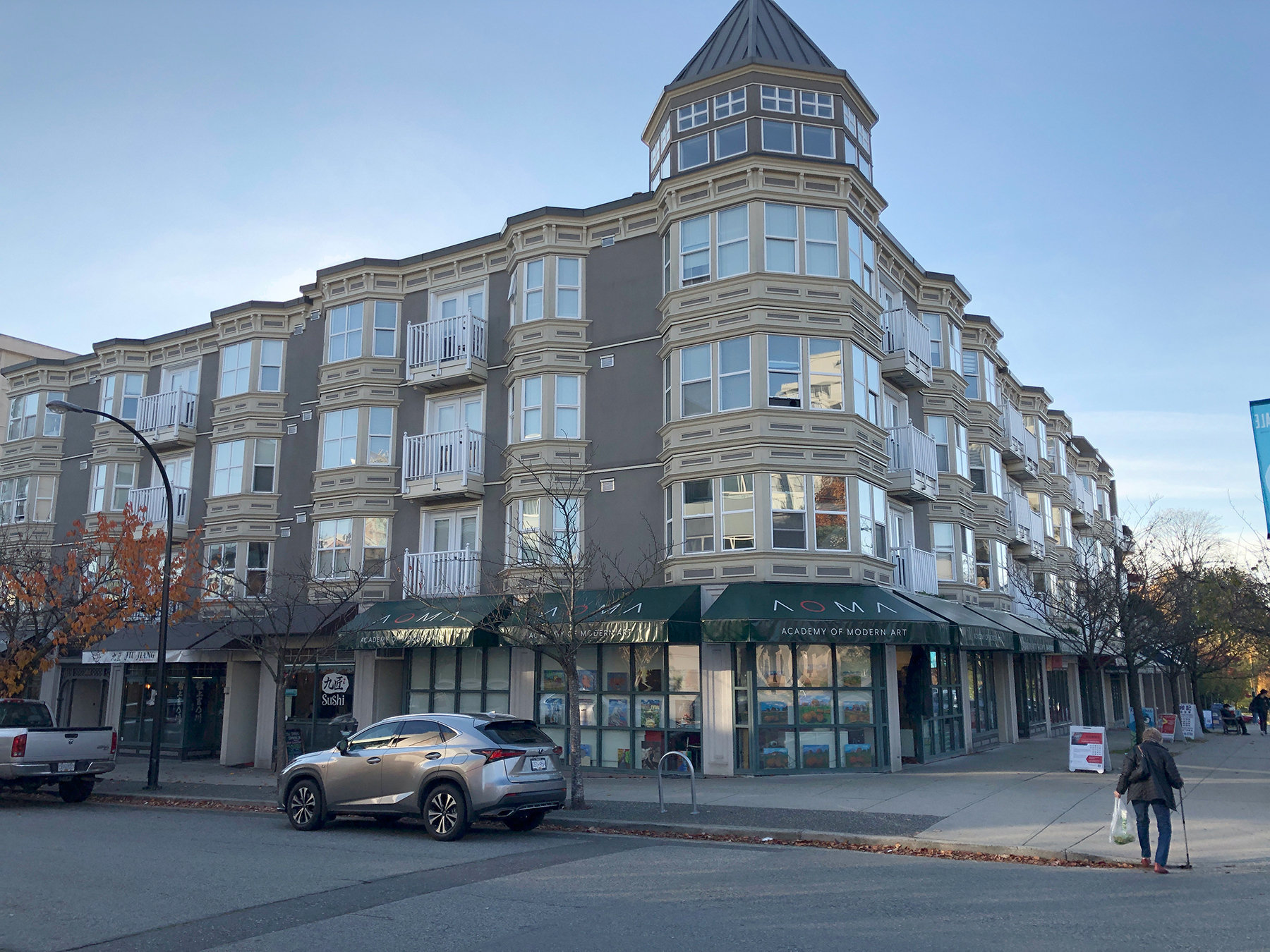 Photo 4 — click to view Kerrisdale Place photo 4