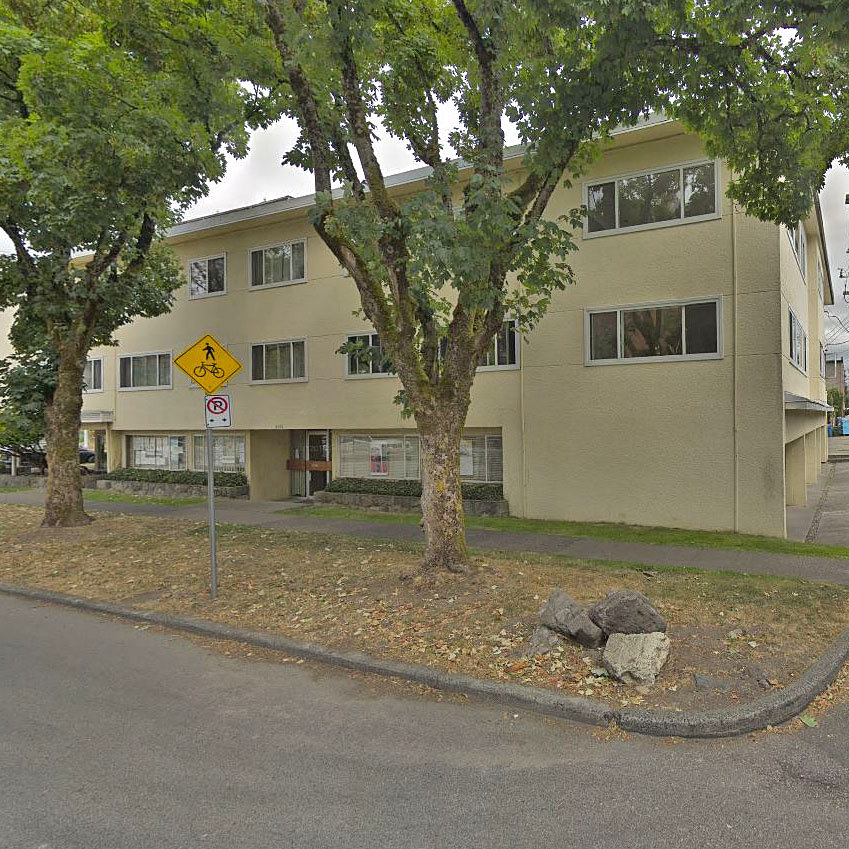 Photo 3 — click to view Boulevard Manor photo 3