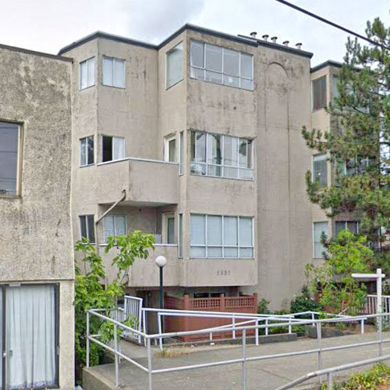 Photo 4 — click to view 8851 Granville photo 4