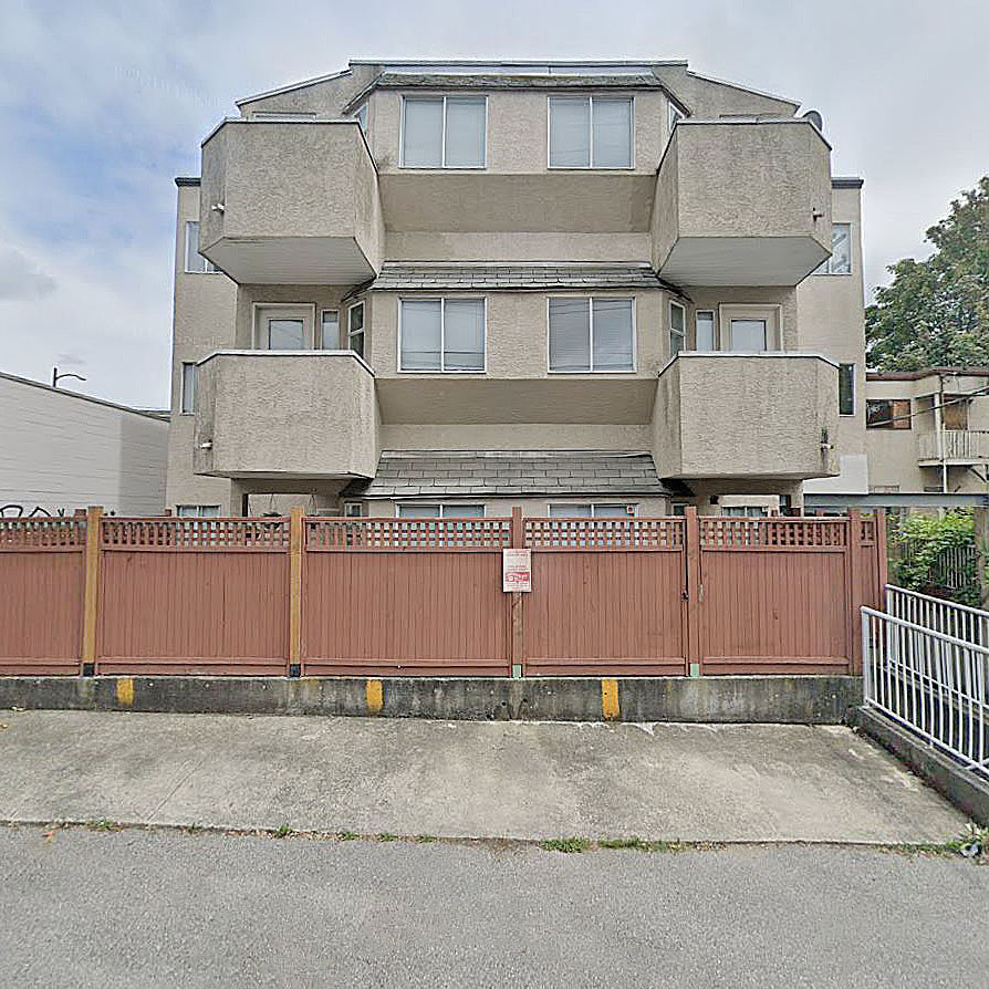 Photo 5 — click to view 8851 Granville photo 5