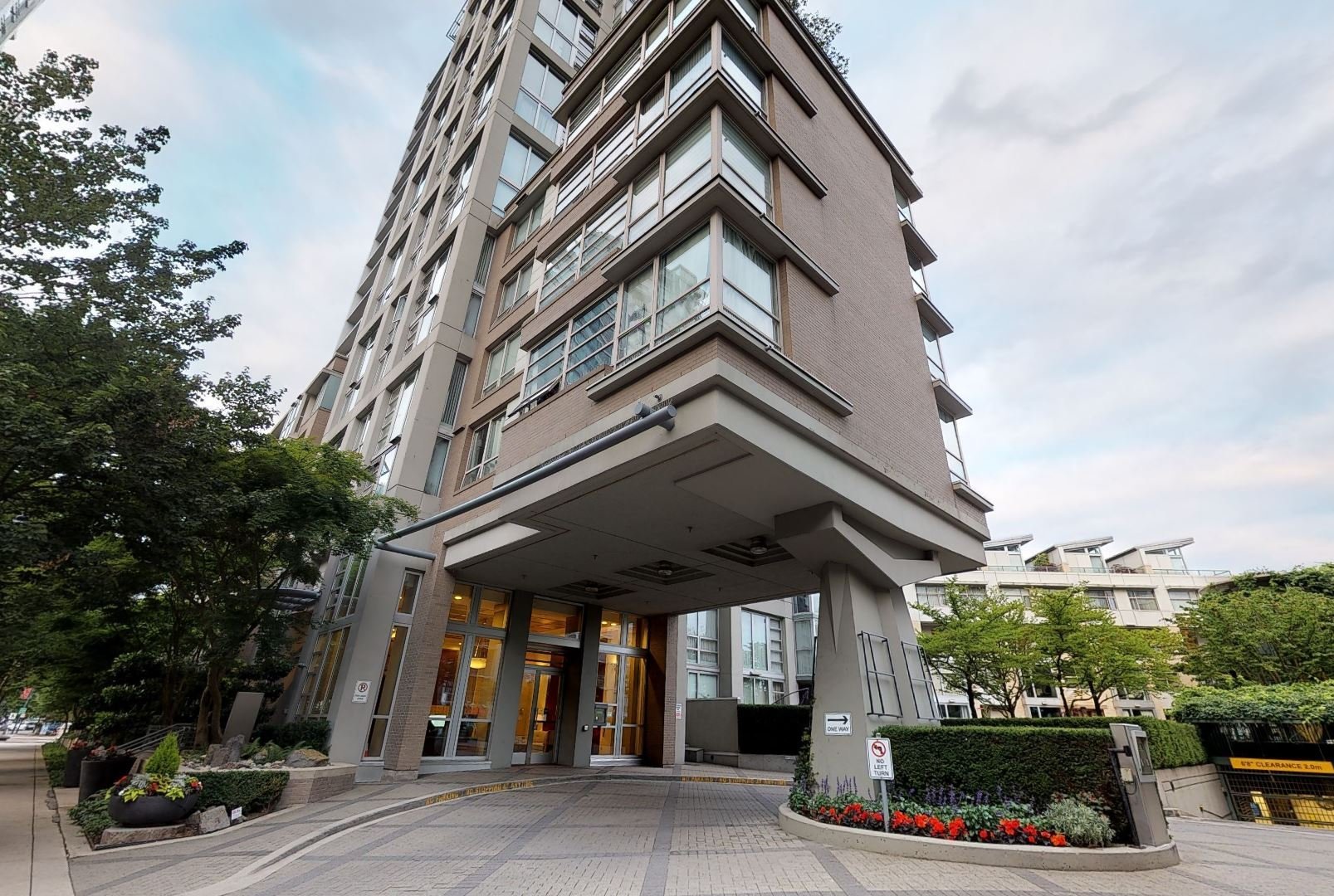 Crestmark I photo 8