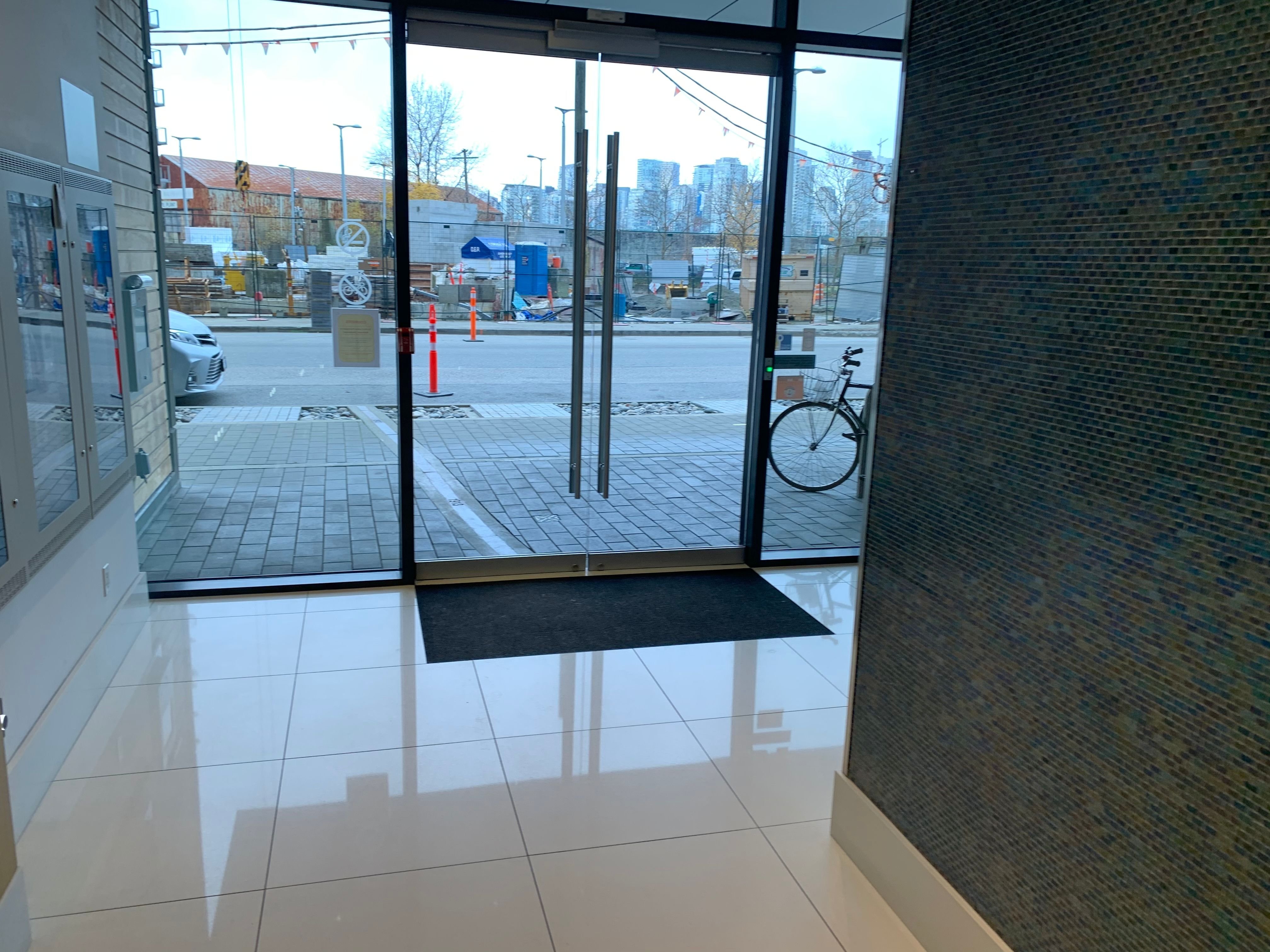 Photo 16 — click to view Wall Centre False Creek West 1 Tower photo 16