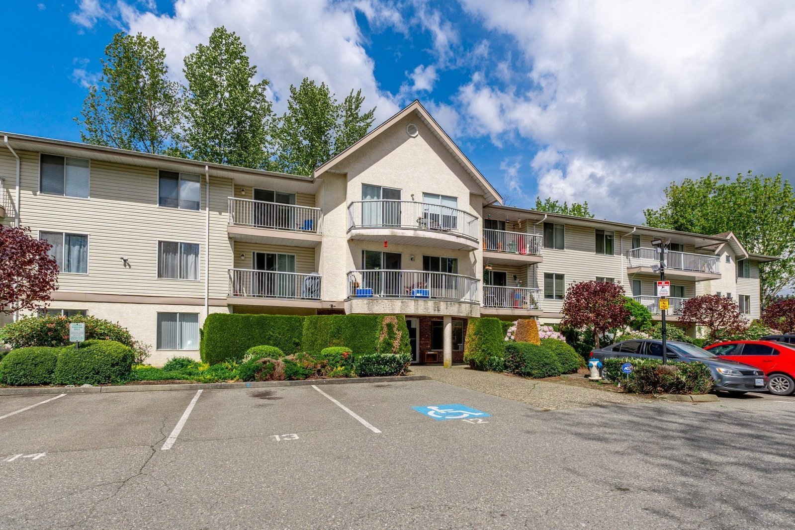 Mckenzie Place photo 3