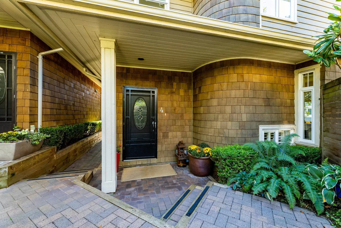 Carriage Court photo 2