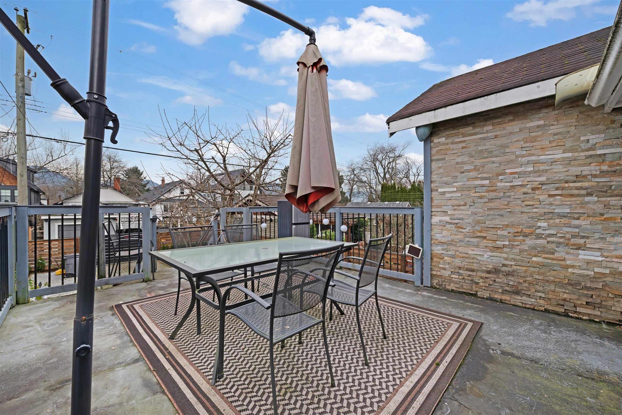 2675 DUNDAS photo 3