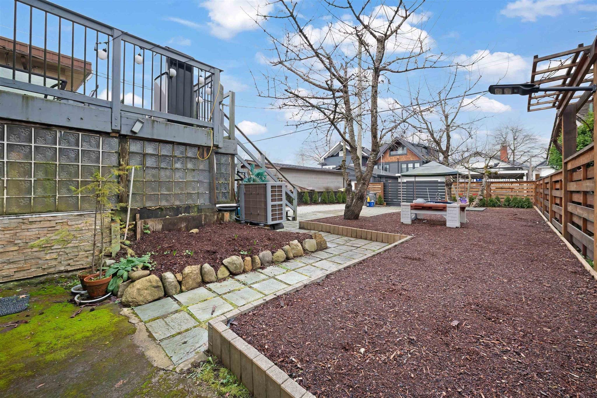 2675 DUNDAS photo 8