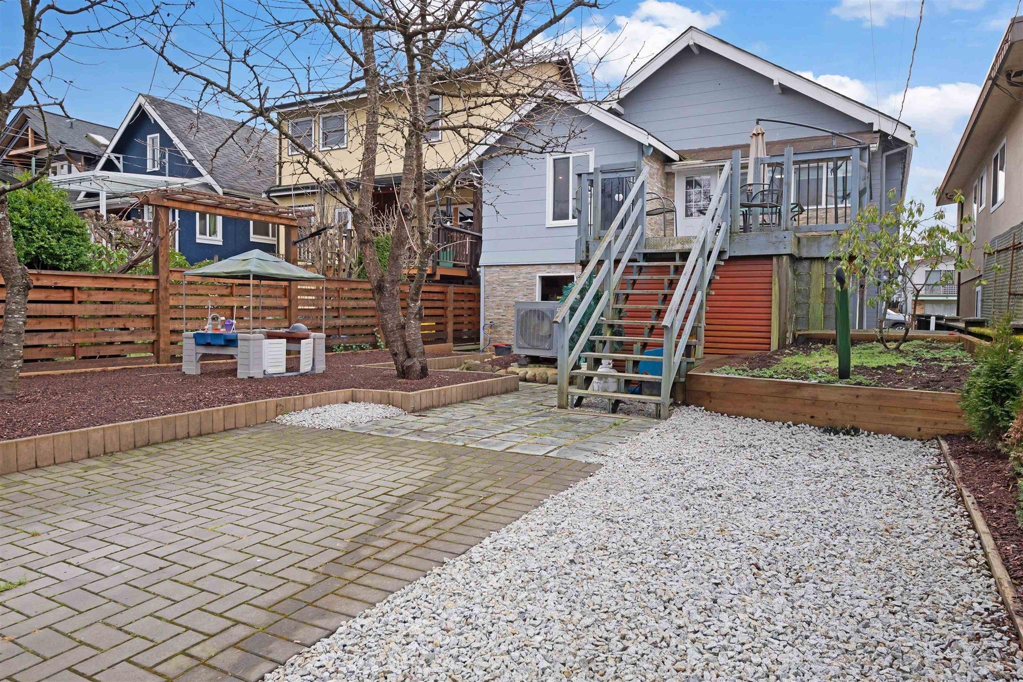 2675 DUNDAS photo 5