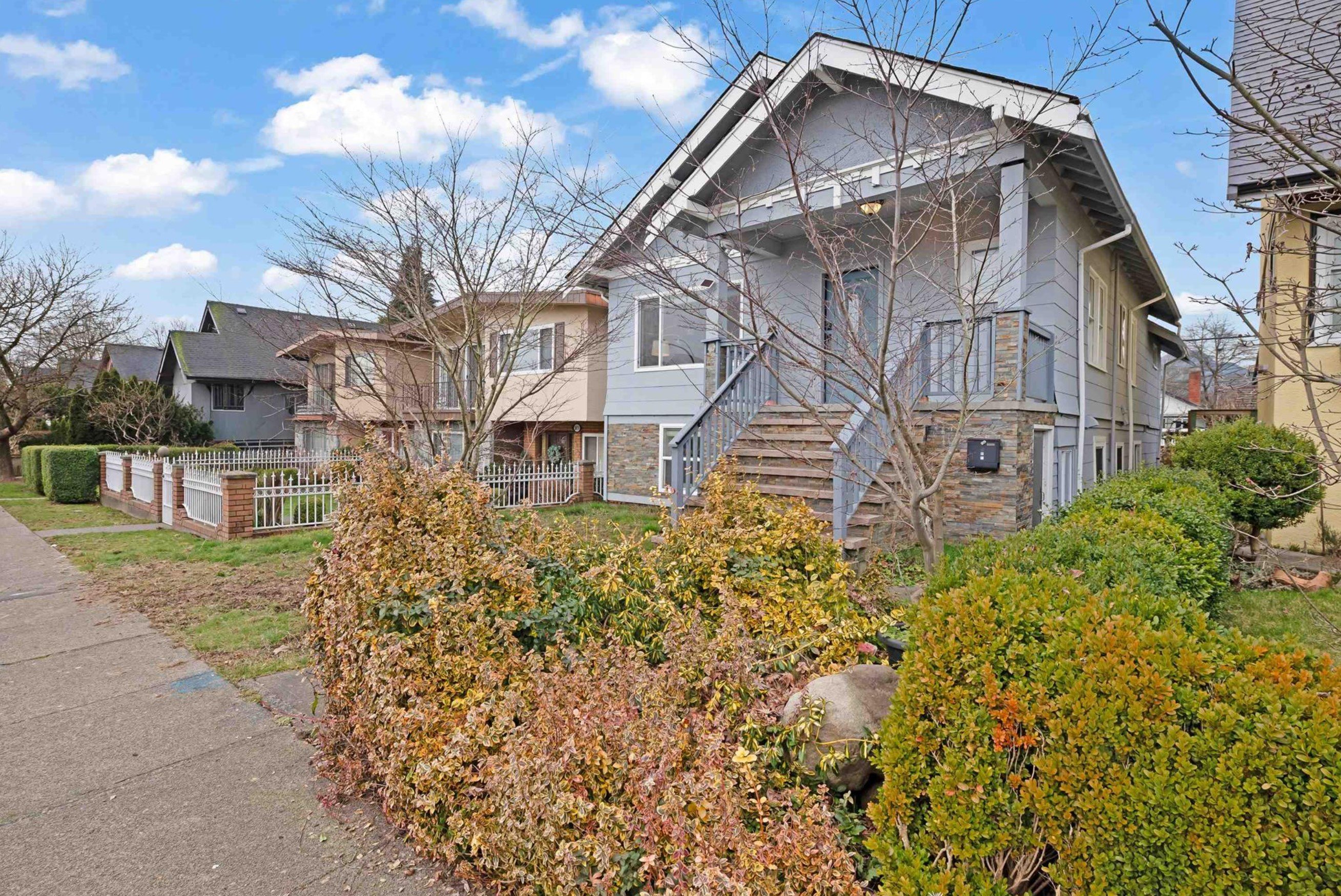 2675 DUNDAS photo 6